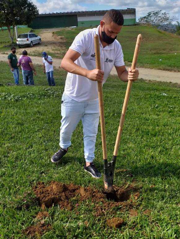 Camacã: Secretaria de Agricultura e Meio Ambiente em parceria com o Lions Clube e Maçonaria, realizam plantio de árvores e homenageia o empresário Eds